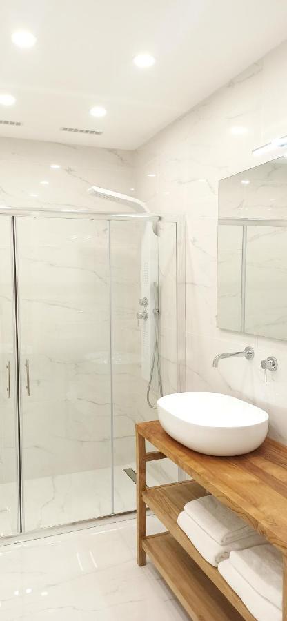 Elegant Basement Suite أروسييْ المظهر الخارجي الصورة
